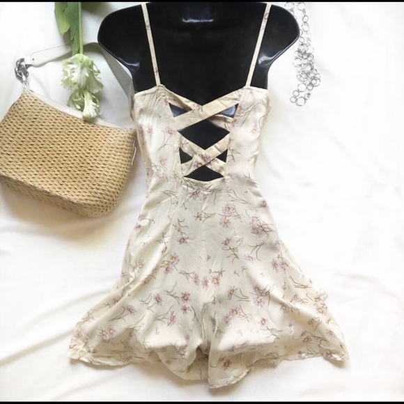 🌸CUTE! Floral crisscross back romper 90s core - Picture 2 of 5
